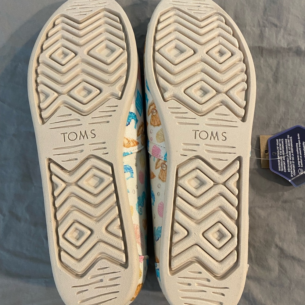 NWT Toms slip ons, novelty seashell pattern, size 10 - Picture 4 of 5